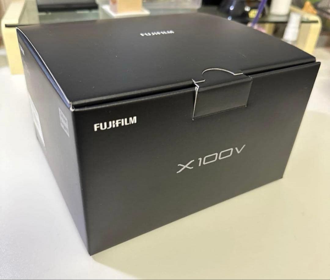 未使用品同様　FUJIFILM デジタルカメラ　X100V シルバー