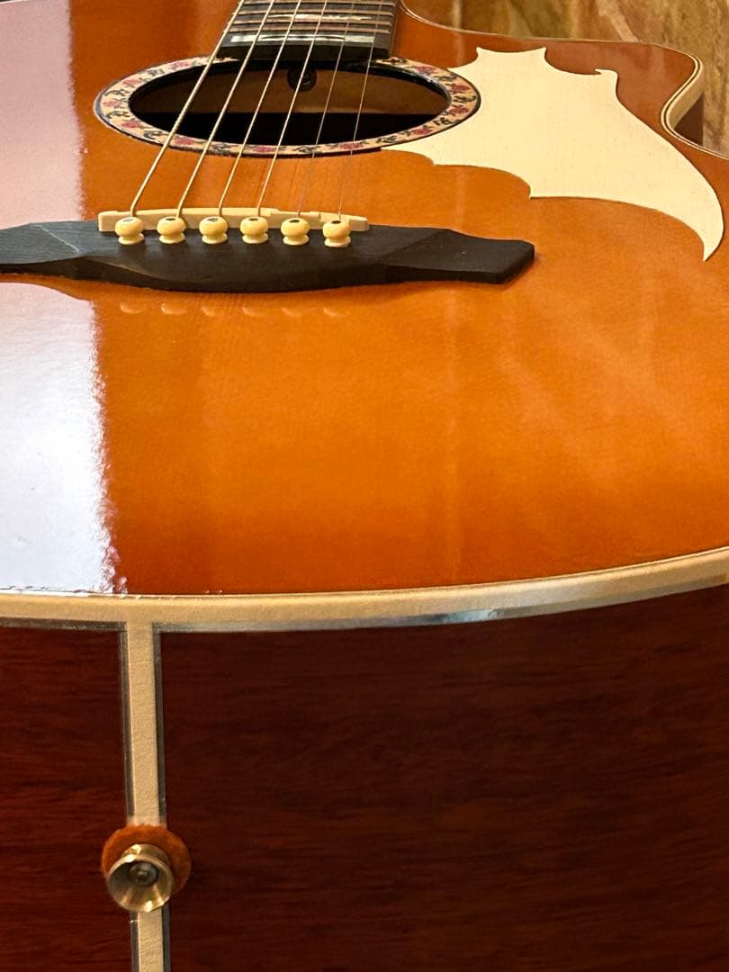 琥珀色サンバーストのアコースティックギター