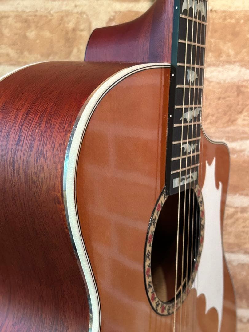 琥珀色サンバーストのアコースティックギター