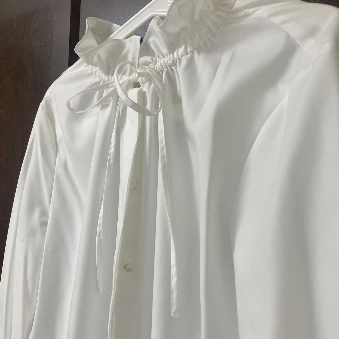 フリルネック ホワイトシャツ