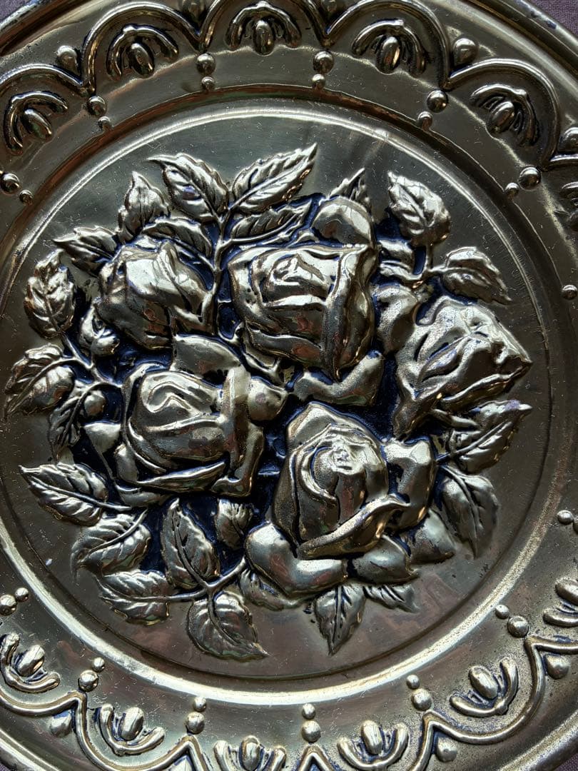 イギリス　アンティーク　真鍮　飾り皿　ビクトリアン　薔薇柄　バラ　100年