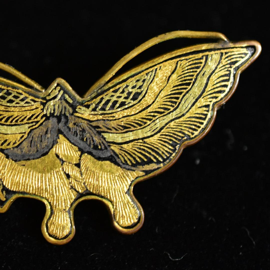 日本のアンティーク 江戸後期～明治期 金銀象嵌細工 蝶々のブローチ 在銘