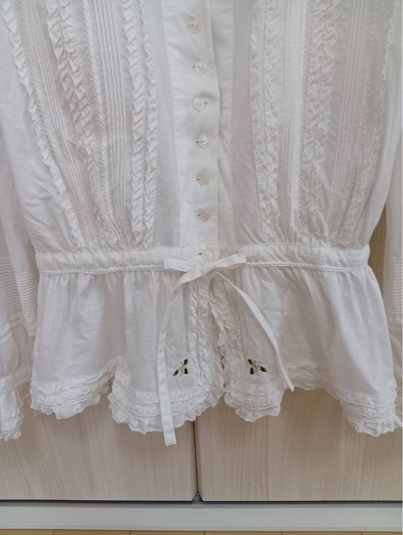 ピンクハウス リボンフリル付きホワイト長袖ブラウス　PINK HOUSE