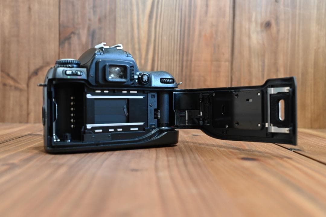 【超美品】フィルムカメラの完成型。Nikon F80S＋標準レンズ+付属品