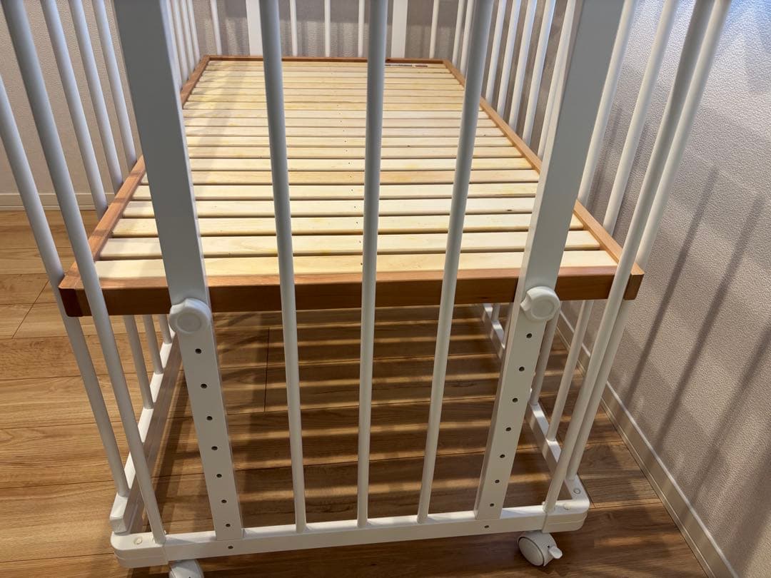 （北九州市に受け取りに来れる方限定）キャスター付き木製ベビーベッド