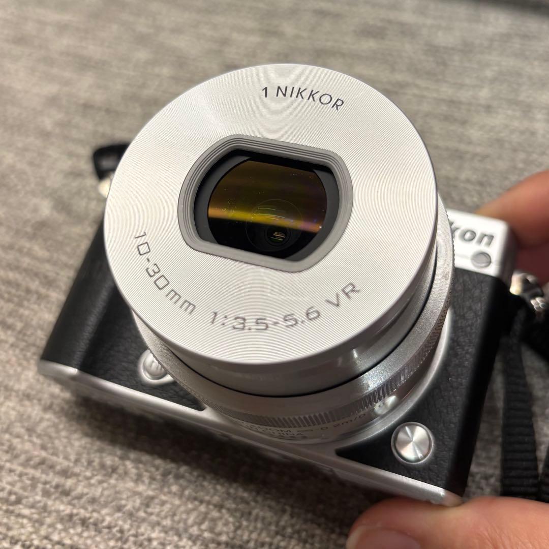 T*i様 Wi-Fi搭載 Nikon 1 j5 ダブルレンズキット　ミラーレス一