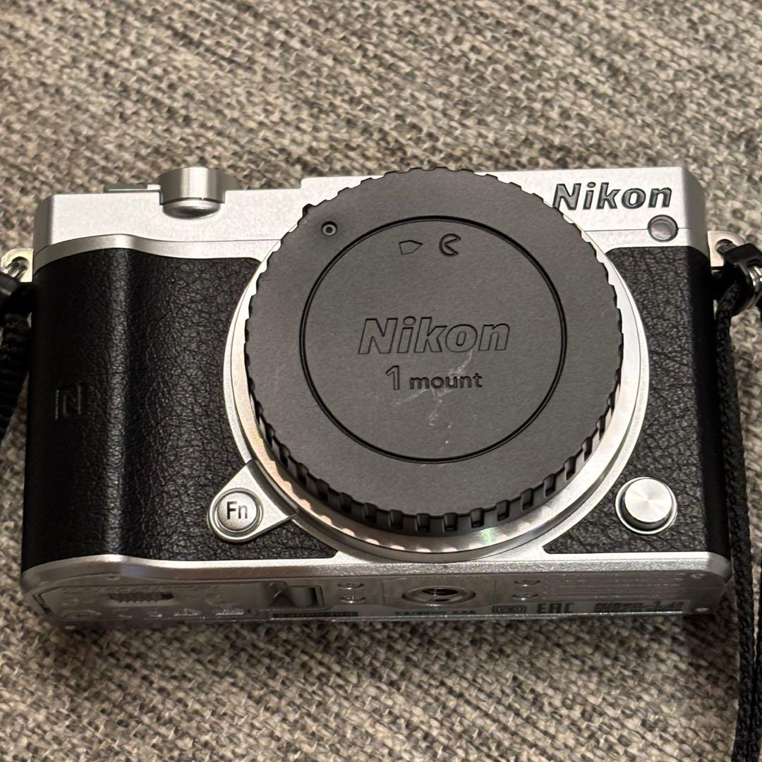 T*i様 Wi-Fi搭載 Nikon 1 j5 ダブルレンズキット　ミラーレス一