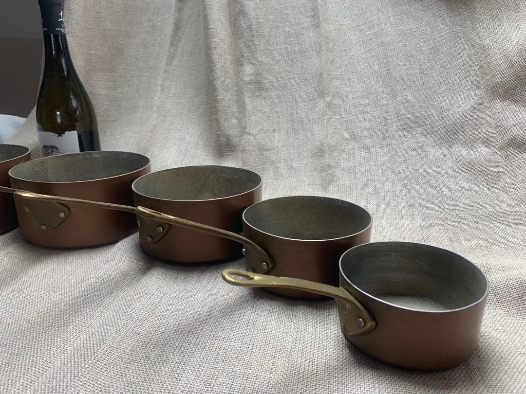 フランス アンティーク 壁掛け装飾に 軽い銅鍋５個セットコッパー 片手鍋 真鍮