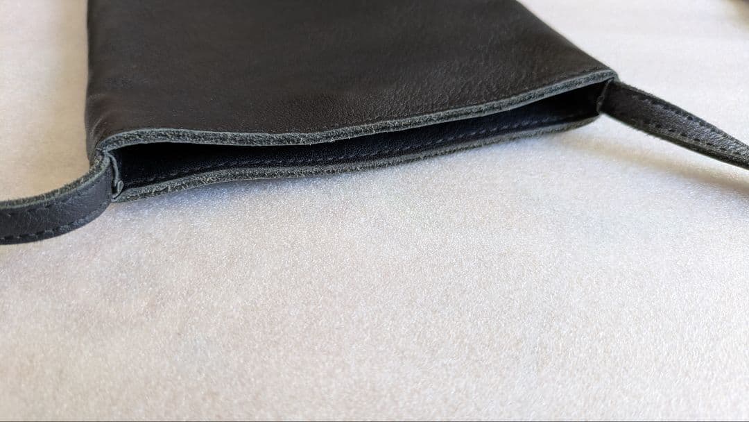 ゴルチエ　レザーサコッシュ　黒バッグ