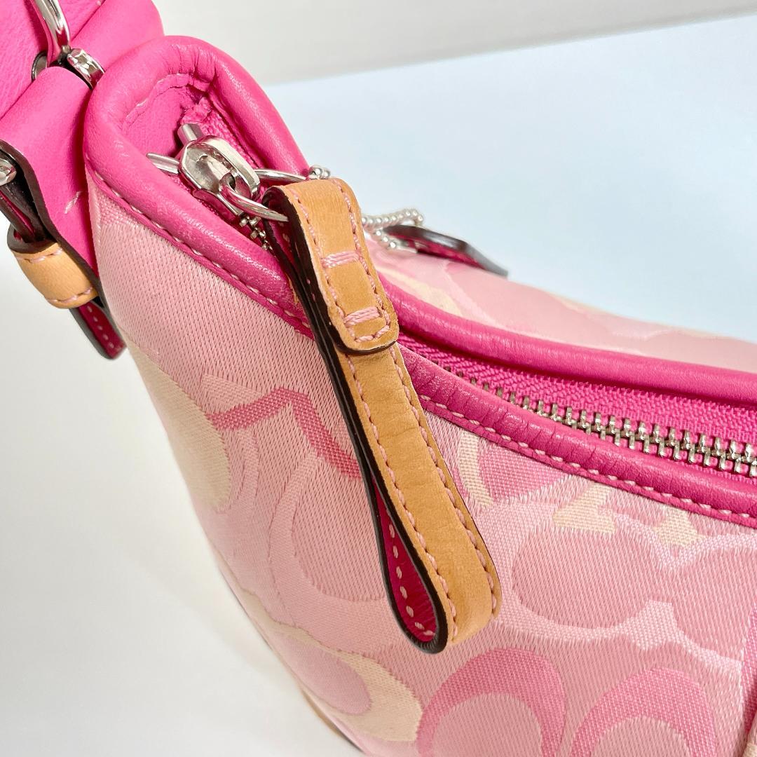 ときめきを運ぶ大人のピンク✨COACH オプティック シグネチャー ホーボー