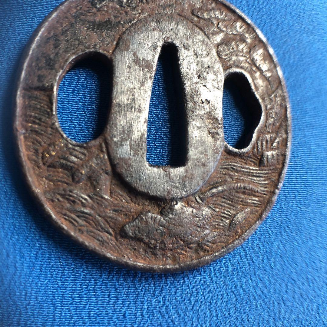 江戸時代の鉄製小鍔！草原にネズミ、松や波が刻まれた逸品！縦5.6×横5.2cm