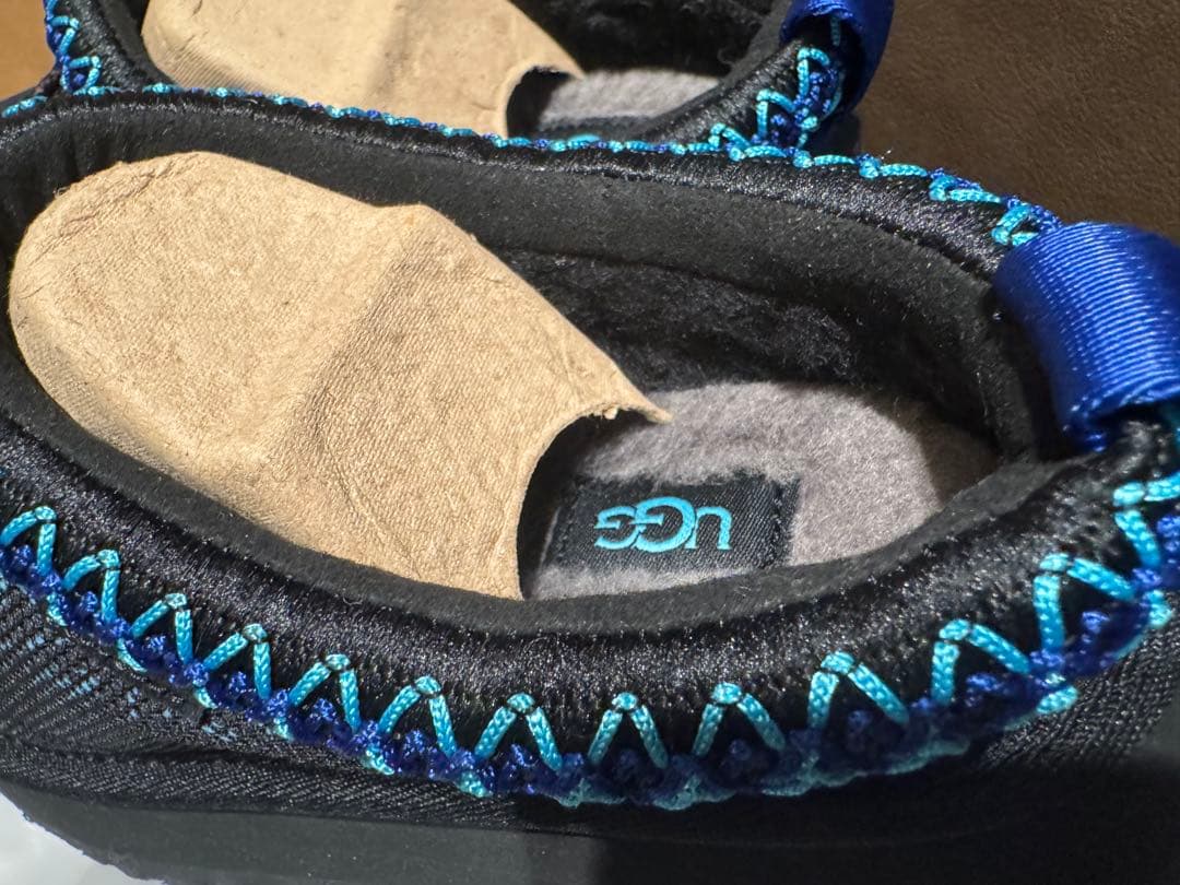 新品未使用☆箱・袋付きUGG ムートンブーツ ブラック/ブルー 編み込み