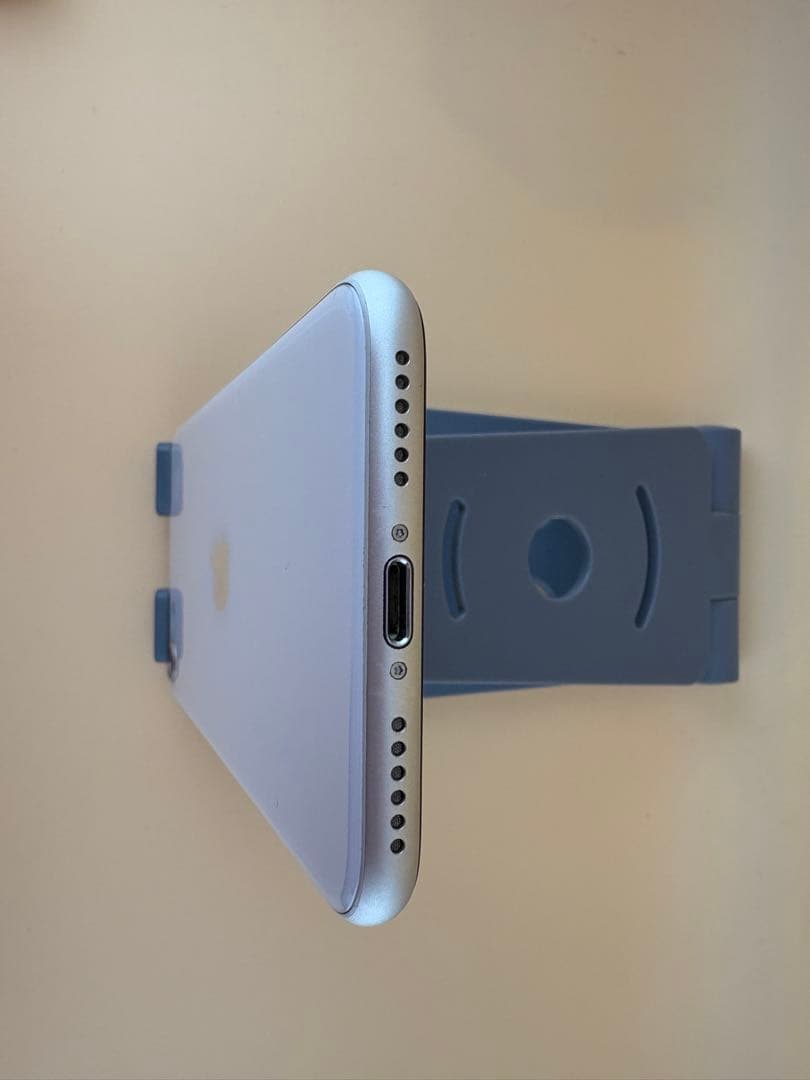 iphone SE 代3世代　64GB スターライト　バッテリー100%