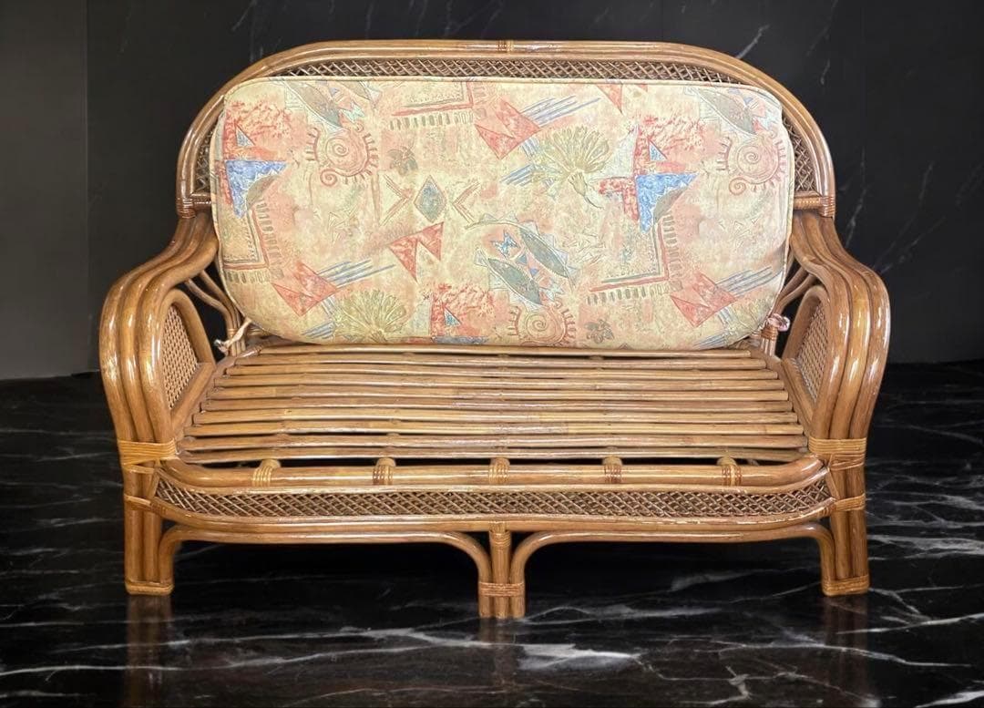 ヴィンテージ　ラタンのベンチ　レトロな雰囲気が逆にモダン　55×118×78cm