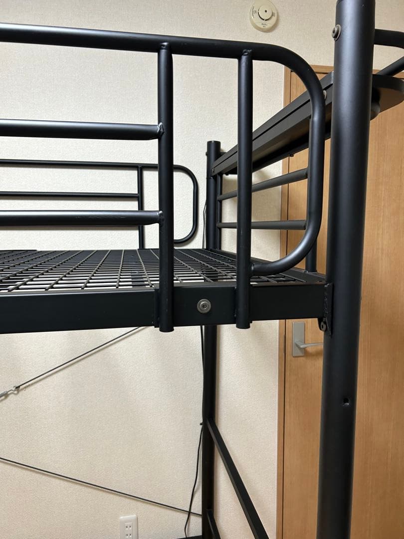 【おさる】黒のスチール製ロフトベッド／デスク下収納・はしご階段付き