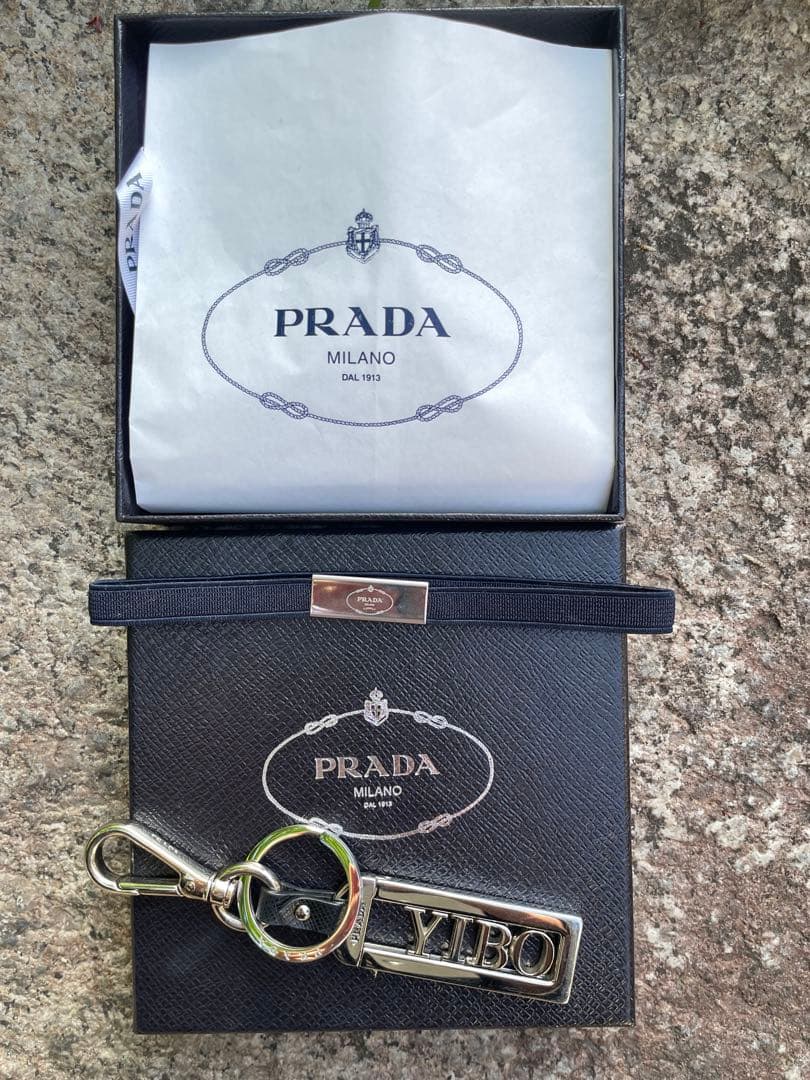 プラダ マイキャラクター メタル キーホルダー 王一博 ブラック シルバー