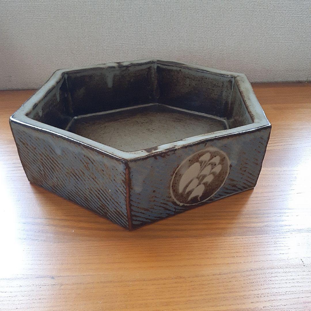 益子焼 人間国宝 島岡達三作　地釉象嵌草花文六角鉢