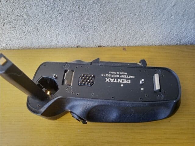 ペンタックスMZ-SバッテリーグリップBG-10とワイヤレスレリーズ付ストラップ