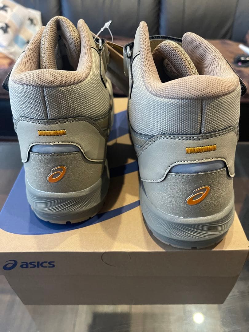 限定色　ASICS WINJOB CP216 TOUGH 26.5cm ベージュ