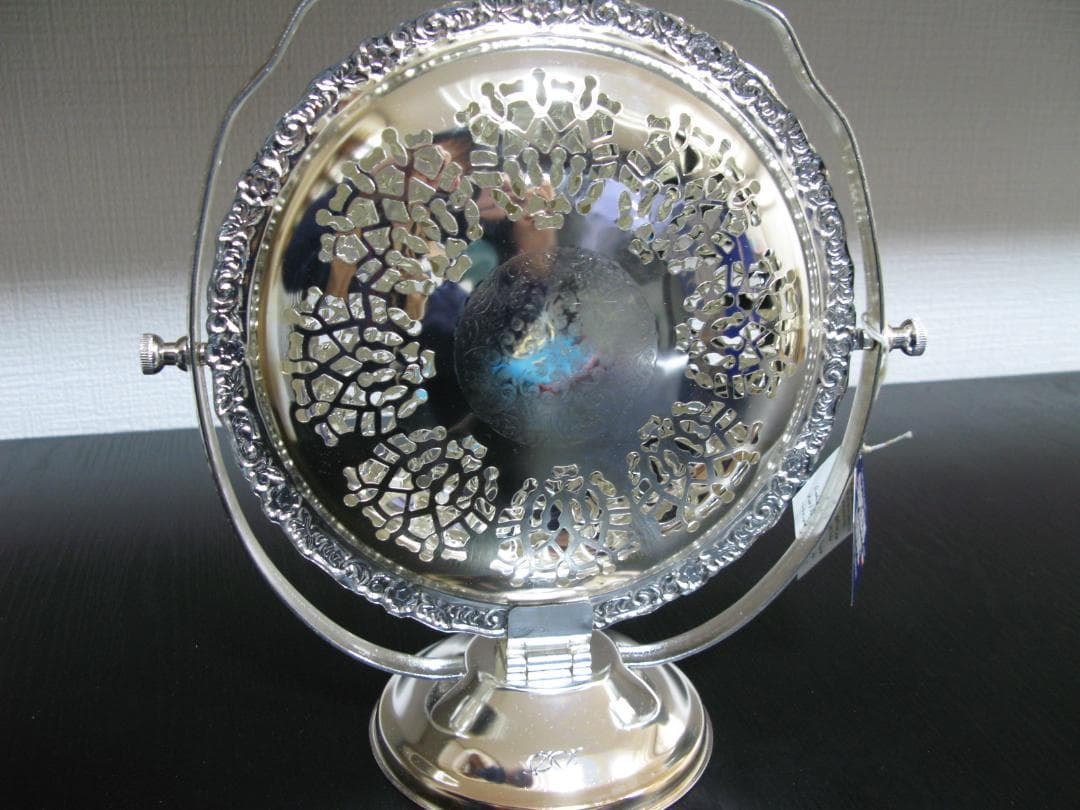 英国 エンボスと透かしのケーキスタンド シルバープレート Queen Anne