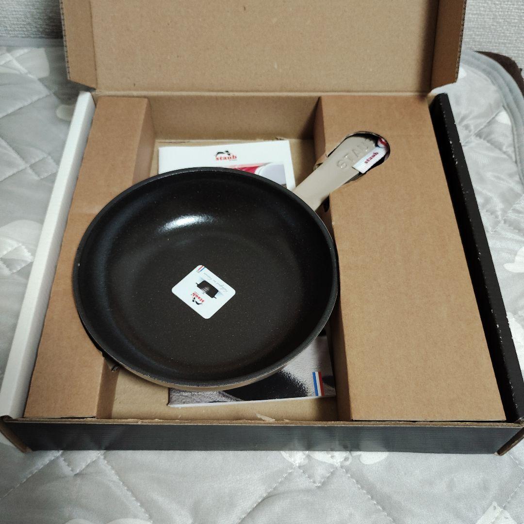 新品未使用 staub スキレット リネン 小型フライパン 取扱説明書付