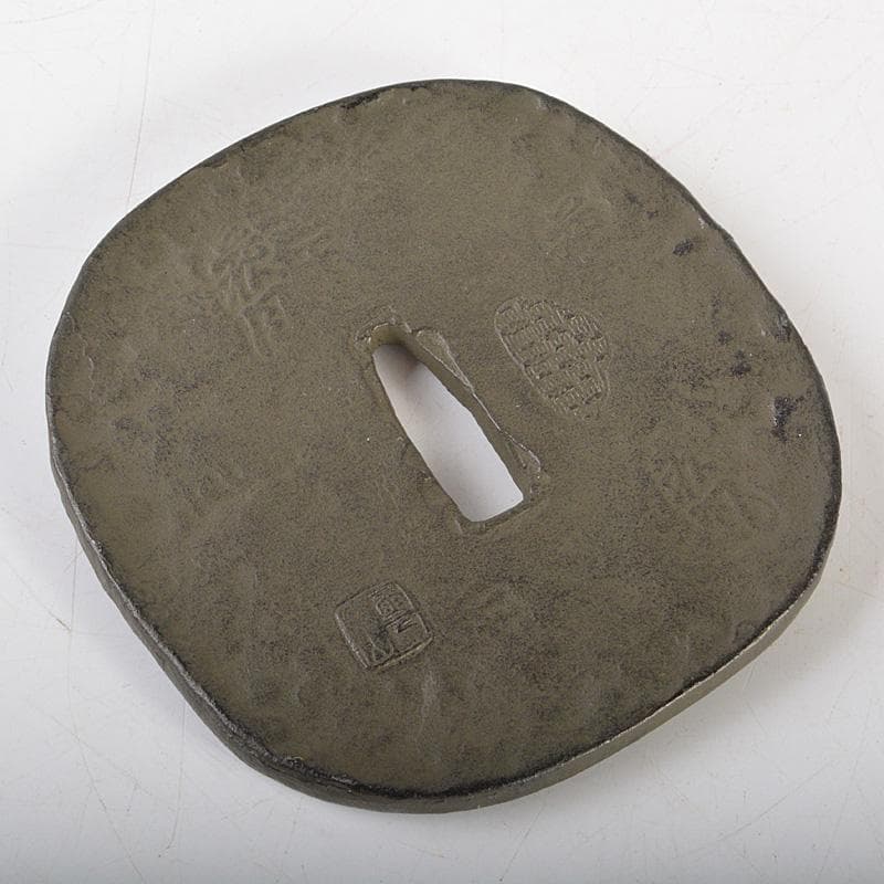 武具　刀装具　古鉄　達磨図　鍔　在銘　N　6450