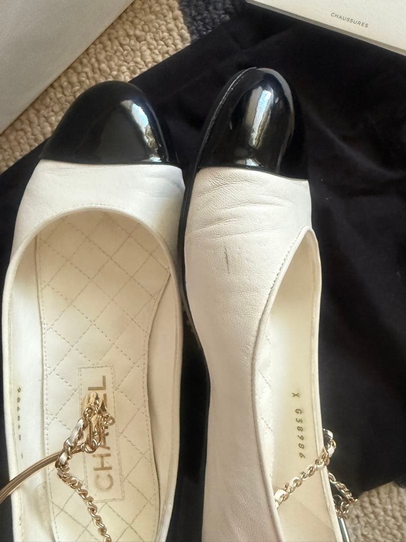 シャネル ホワイト/ブラック チェーン フラットシューズ　37