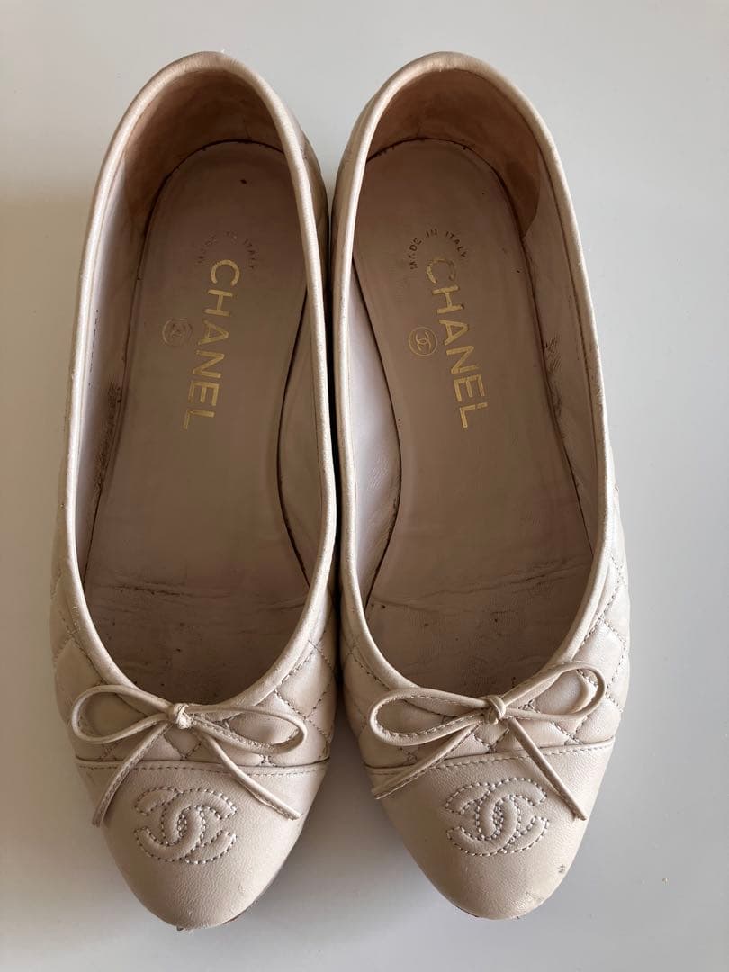 CHANEL ライトベージュ キルティングフラットシューズ