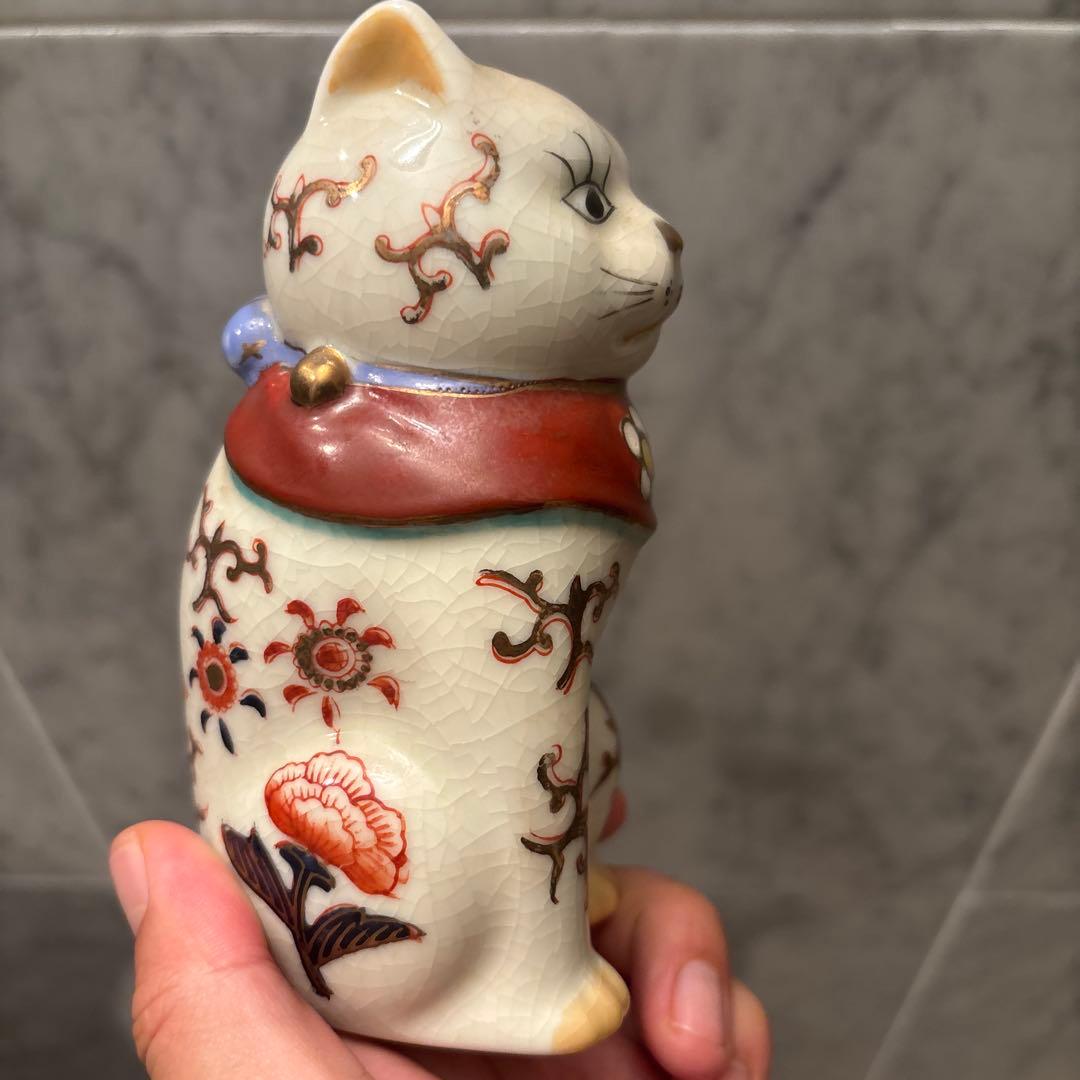 アンティーク伊万里　妖艶な瞳と体のお花や金彩が芸術的な招き猫