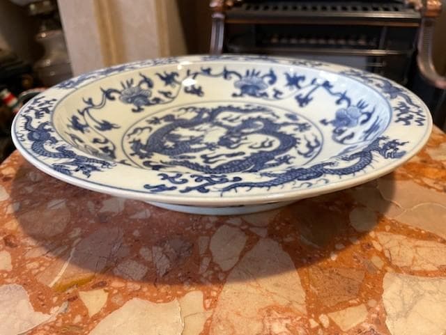 青いドラゴン模様の陶器皿