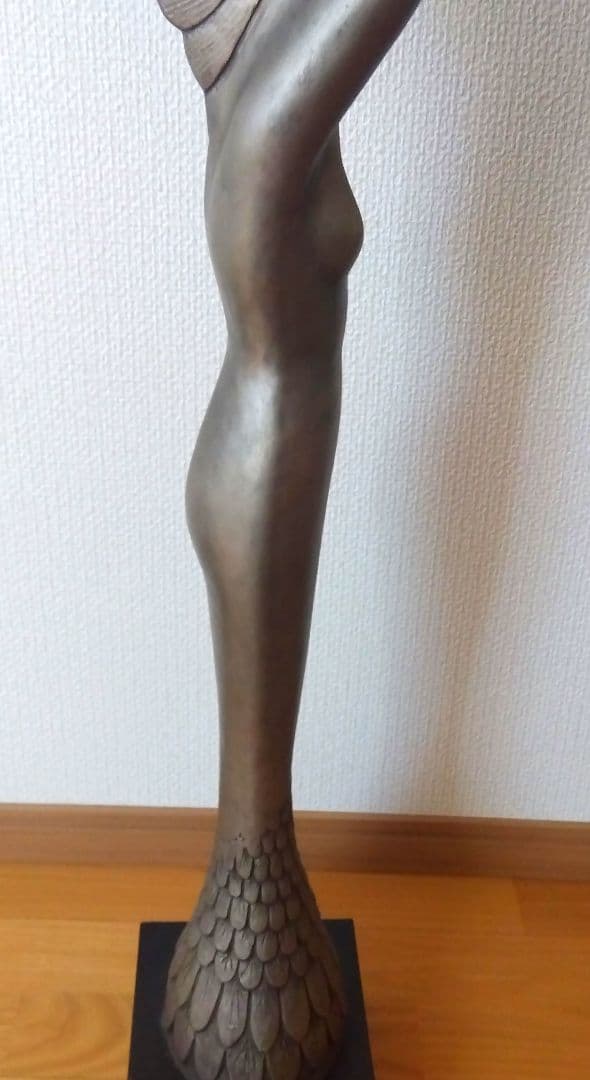 鳥の女性像