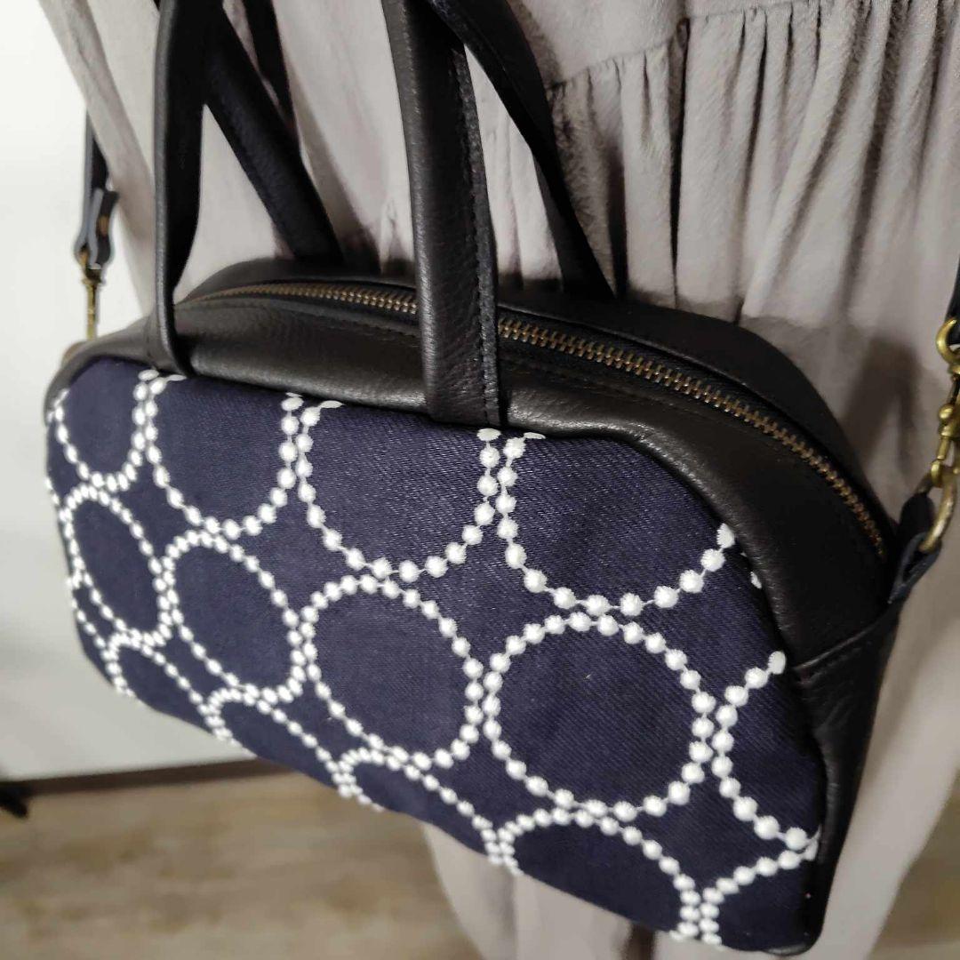 ミナペルホネン/tambourineタンバリンネイビー×白/ラウンドボストン黒革