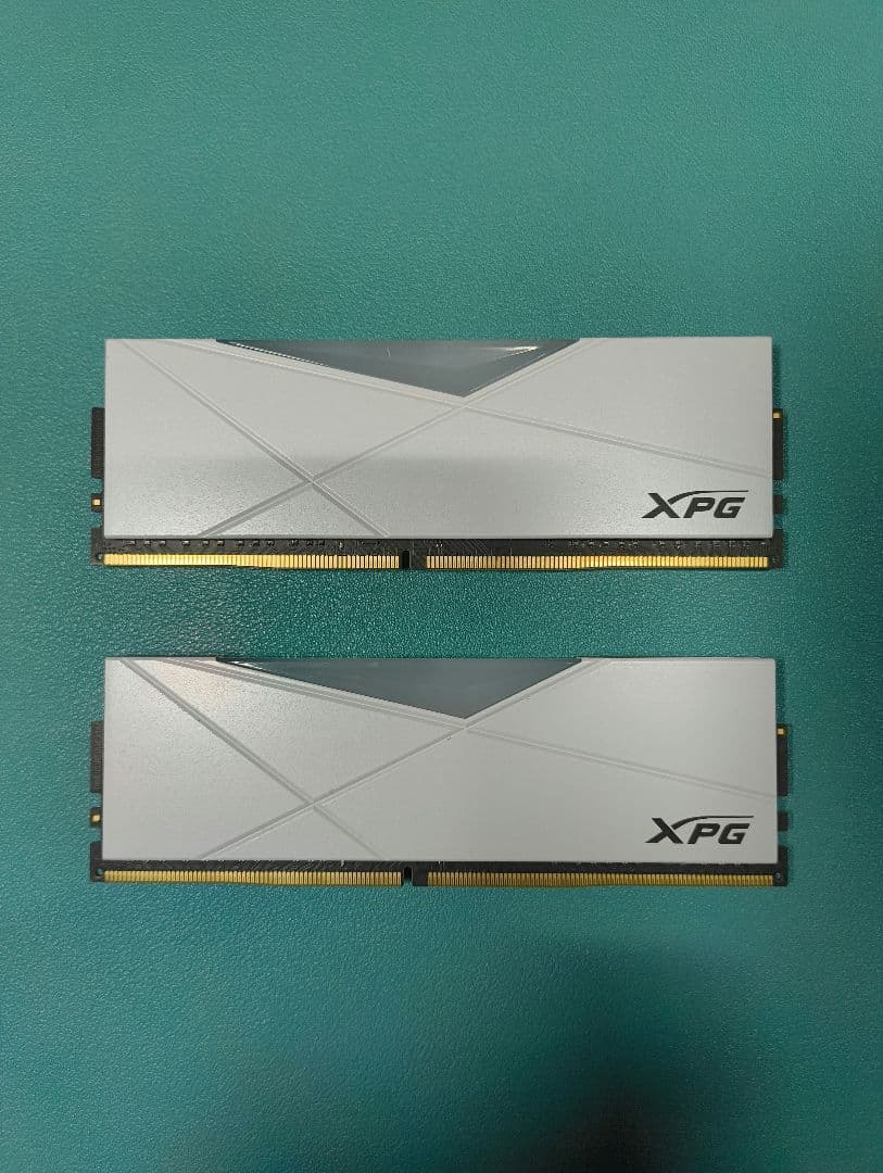 XPG DDR4 3200mhz RGBメモリ　8GB x 2