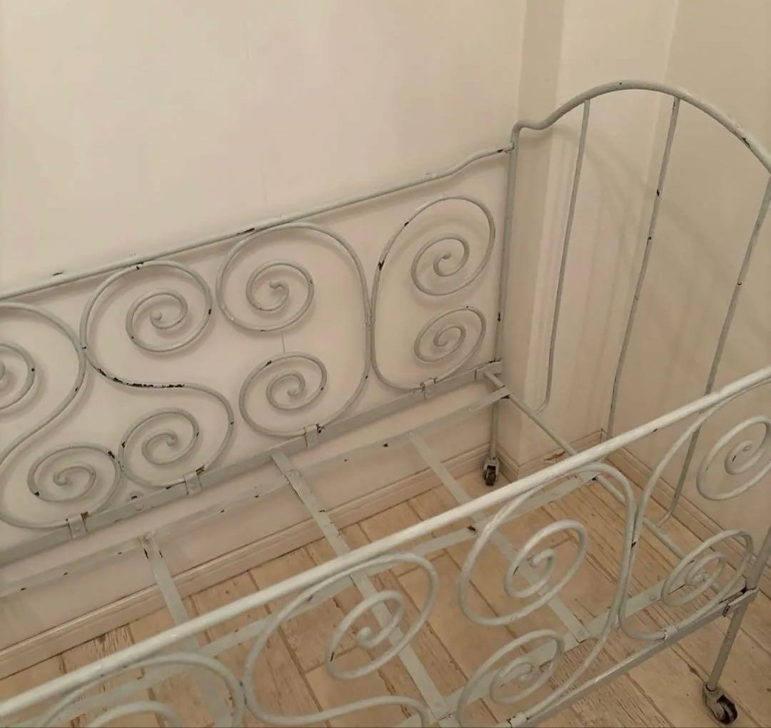 アンティークアイアンべビーベッド