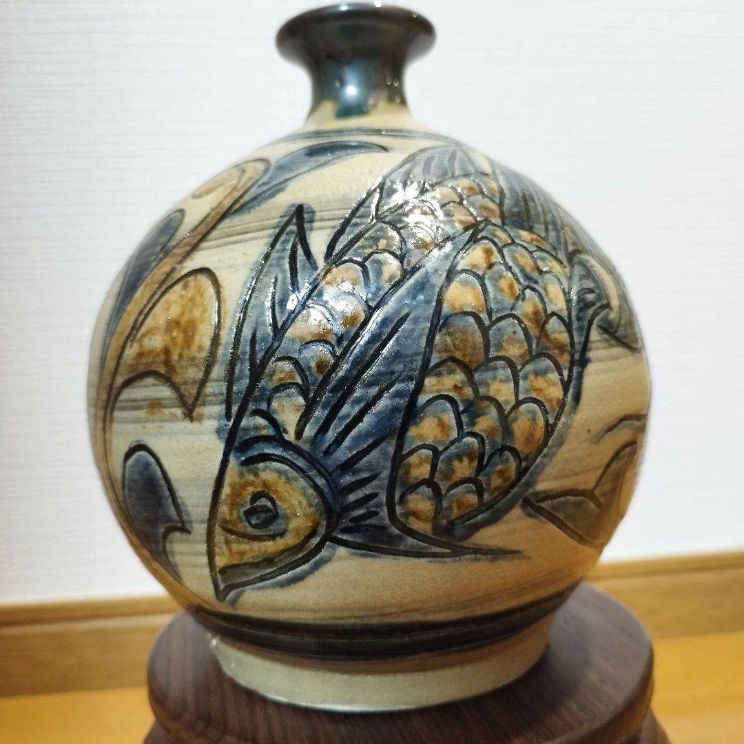 沖縄の人間国宝　金城次郎さんの飾り丸壺　魚と海老紋様　在銘あり！　花瓶にも。