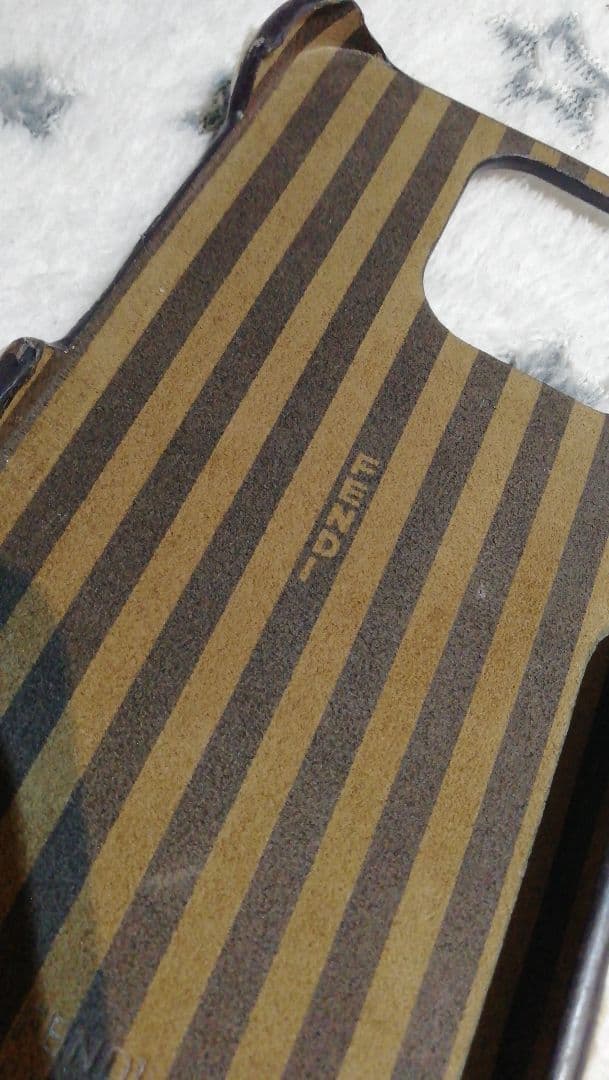 FENDI　フェンディ　ボア　モコモコ　スマホケース　iPhonePro13