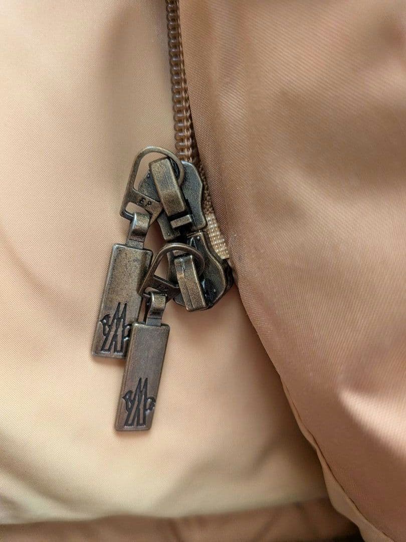 MONCLERモンクレールPARISパリス 青タグ