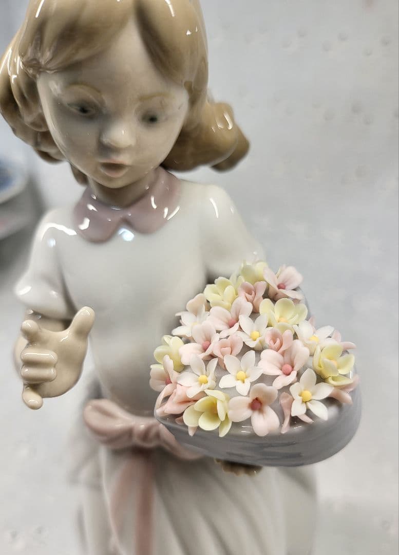 未使用近✨リヤドロ 大切なあなたへ フィギュリン 陶器人形 少女 ハートフラワー