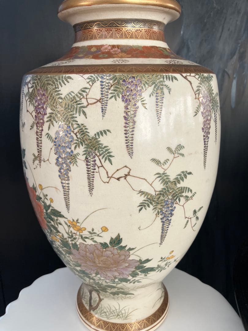 花と藤の模様の陶器花瓶