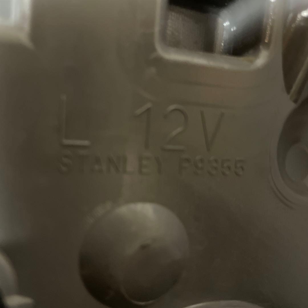 トヨタ純正プリウスα 左テールランプ　STANLEY47-46