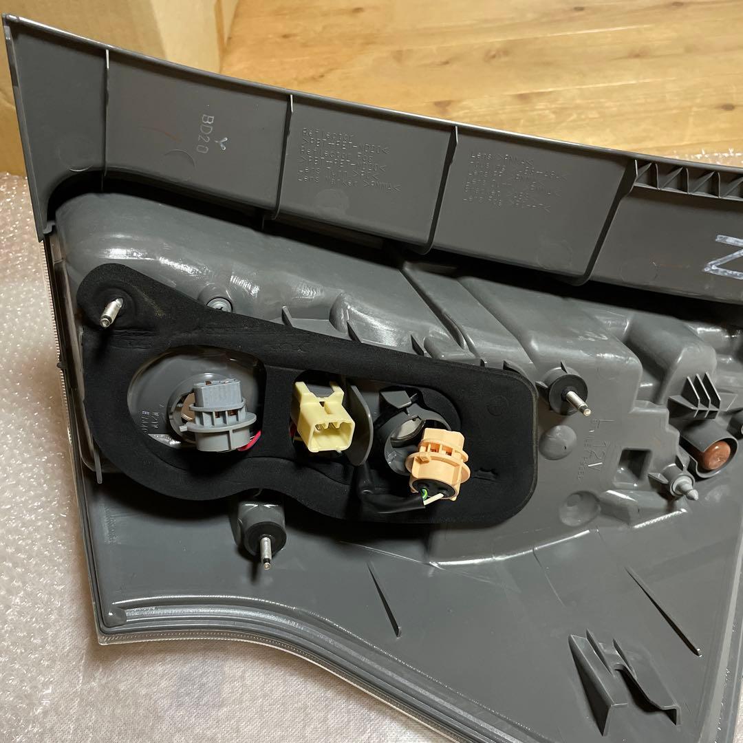 トヨタ純正プリウスα 左テールランプ　STANLEY47-46