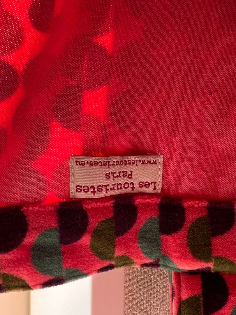 赤い円形模様のドレープカーテン