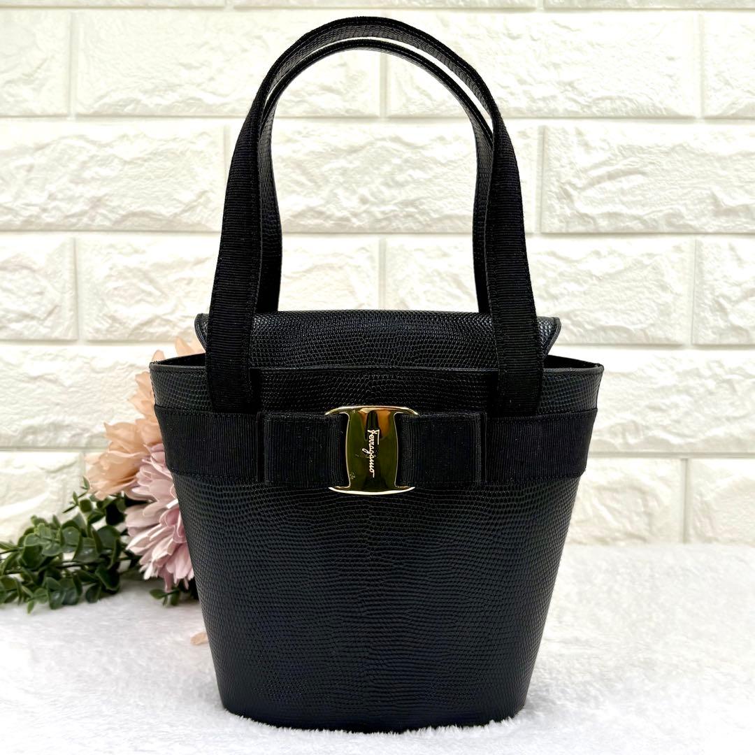 【美品】Ferragamo　フェラガモ　ヴァラリボン　ハンドバッグ　リザード