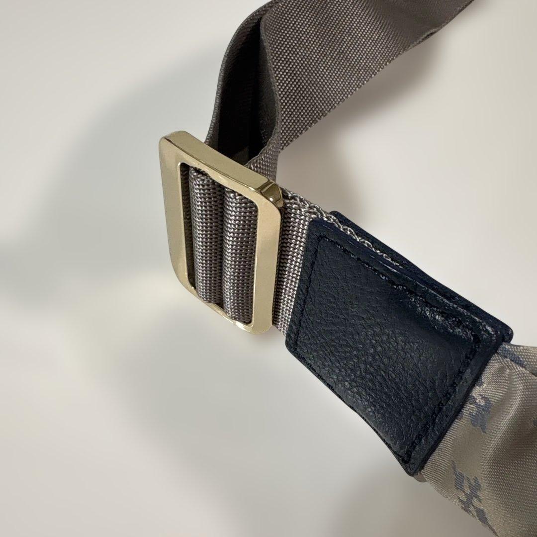 ほぼ未使用ラシット A4入るラウンドビッグショルダーバッグ　金具ゴールド