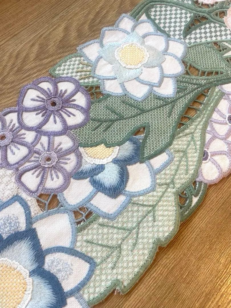 お値引き　戸塚刺繍作品　花柄テーブルセンター　ハンドメイド　130✖️20