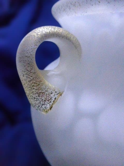 美品　高さ21センチの大きな岩田久利の代表作【雪牡丹】です。 手吹硝子 耳付花瓶