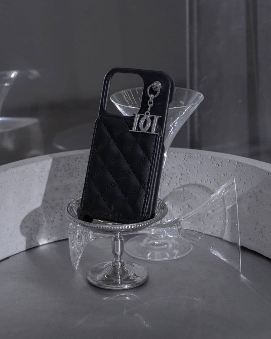 ダーリッチ キルティングミラーDDチャームiPhoneケース 16pro