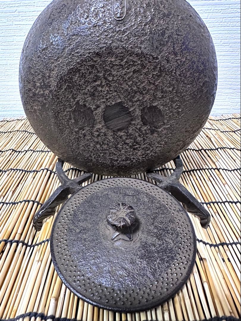 未使用品、タグ付　南部照光堂造　１８型アラレ　南部鉄瓶　南部鉄器　鉄瓶