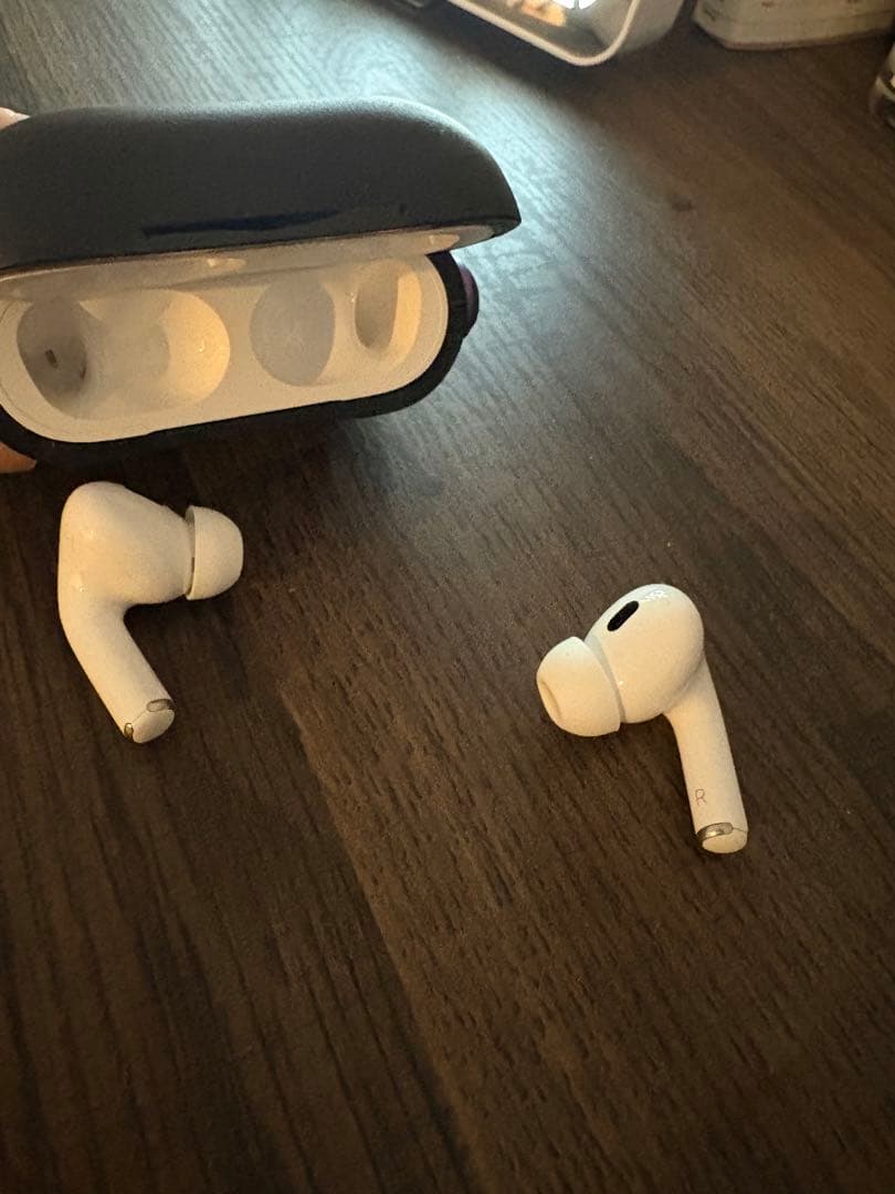 AirPods Pro 本体のみ！ホワイトイヤフォン ブラックケース
