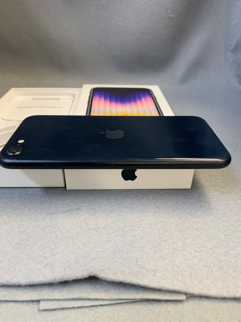 美品　国内版　SIMフリー　iPhoneSE 第3世代　 64GB